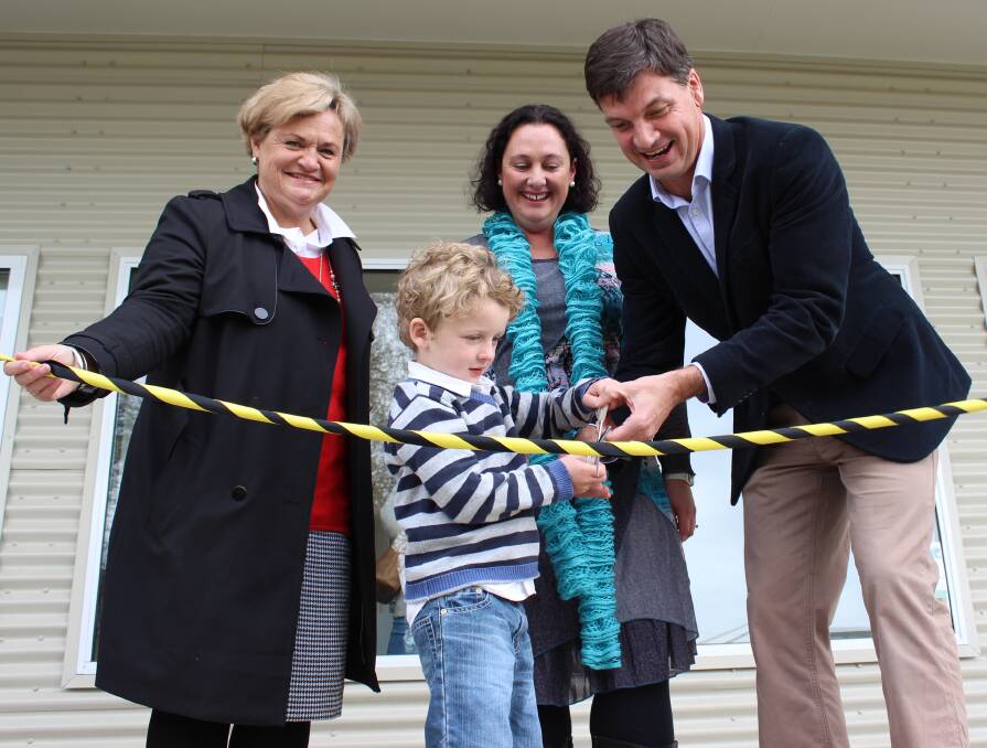 Wendy Tuckerman, Administrator Hilltops Council, Sarah Rose, Centre Manager and her son Thomas (4) and Angus Taylor MP at the opening of the BEE Centre last year.