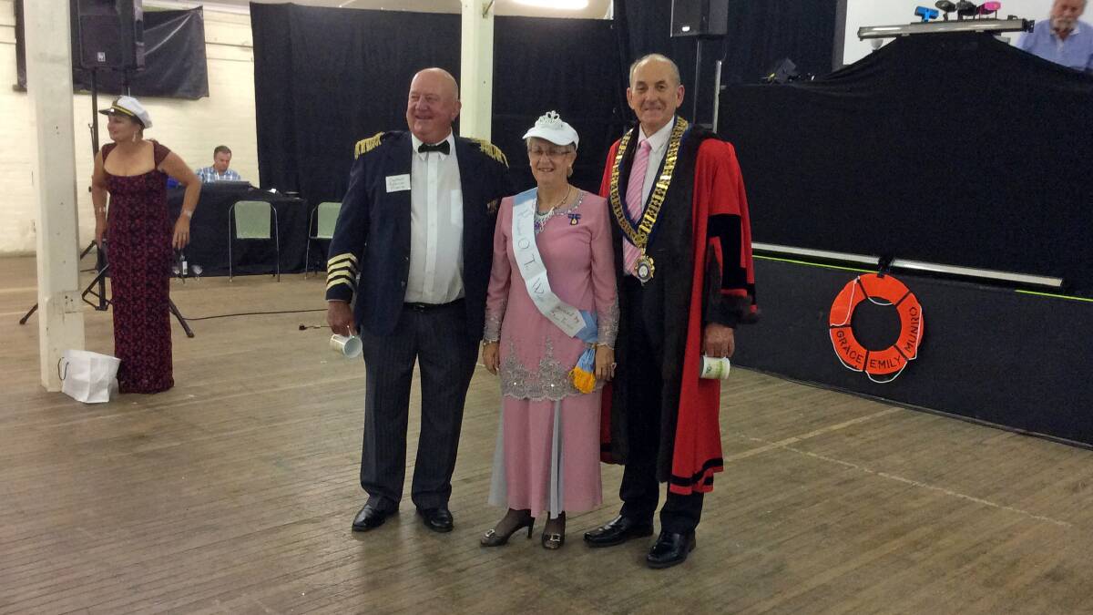 ACWW World President, Ruth Shanks with "Captain Munro" and Mayor Bill West.