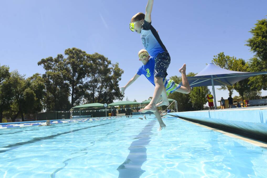 
Hot weather at the Long Gully splash park and the East Bendigo Pool in 2019. Brothers Cody and Jackson Arends. Picture: NONI HYETT