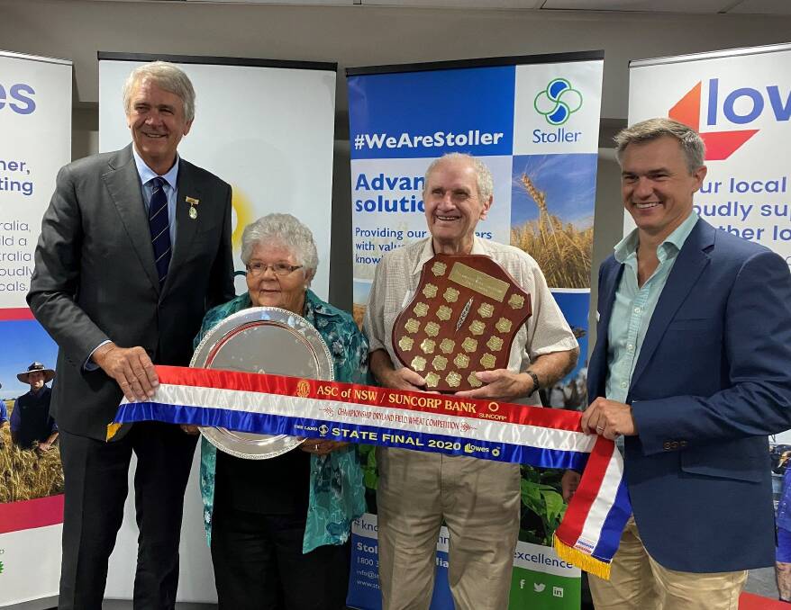 Tim Capp (President of AgShows NSW) with the winners of the 2020 competition the Barwicks (Yarrabah Past Co.).