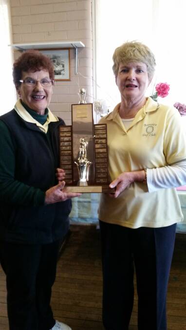President Marie Martin presents Monica Good with the Club Championship after two fantastic rounds of golf. 