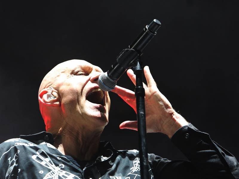 Midnight Oil frontman and former environment minister Peter Garrett will receive an honorary degree.