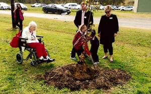 Pat Baker, 97 years of age, the oldest living ex-student of Rugby Public School watches on as the youngest members of the school plant a tree with Member for Hume Alby Schultz and Boorowa Mayor Cr Wendy Tuckerman as part of the school’s 125-year anniversary celebrations. 
